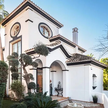 Huzav Beachfront Villa, Puerto Banus, Apartment