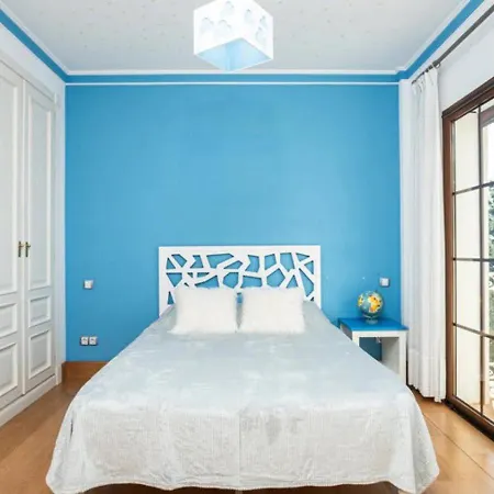 Huzav Beachfront Villa, Puerto Banus, Apartment